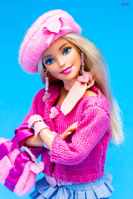 Creazioni per Barbie 36: Abitino azzurro a balze e golfino rosa